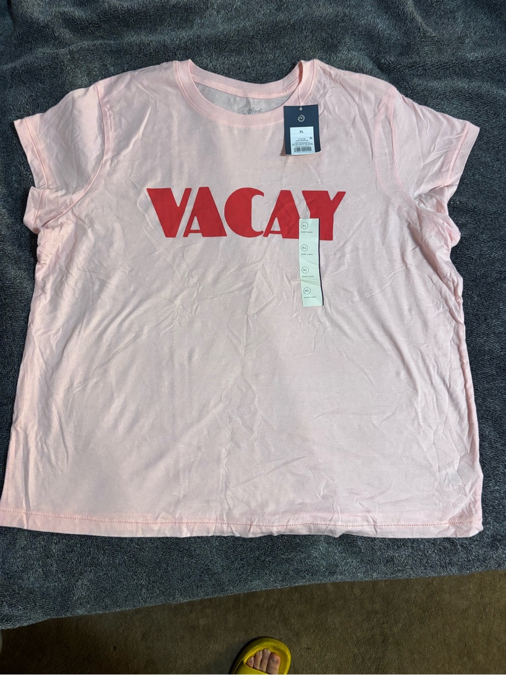 Universal Thread Pink 'VACAY' Graphic Tee with Red Print